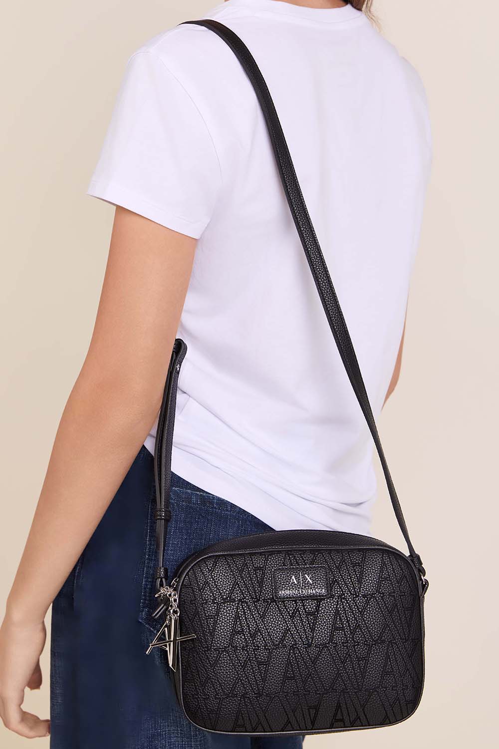 תמונת כל הלוק של תיק קרוסבודי